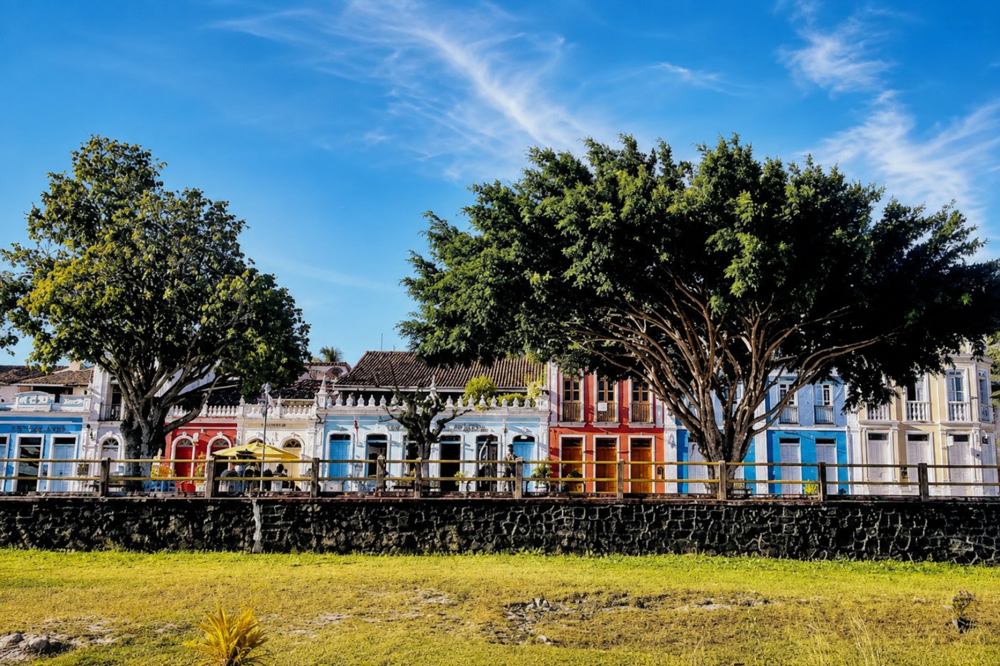 Casario colorido do centro histórico de Canavieiras, na Bahia