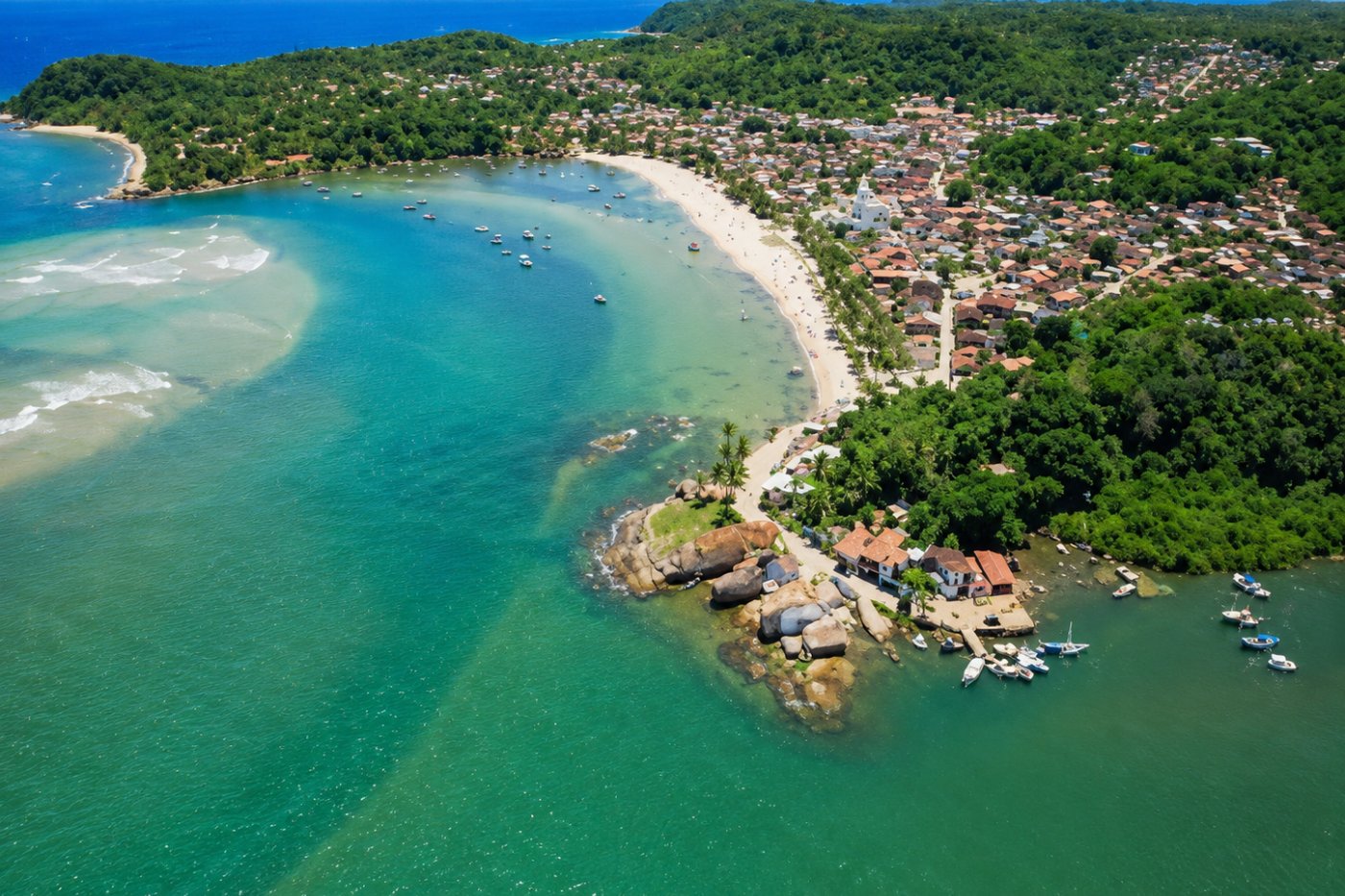 Vista aérea da vila e da baía de Itacaré, no sul da Bahia