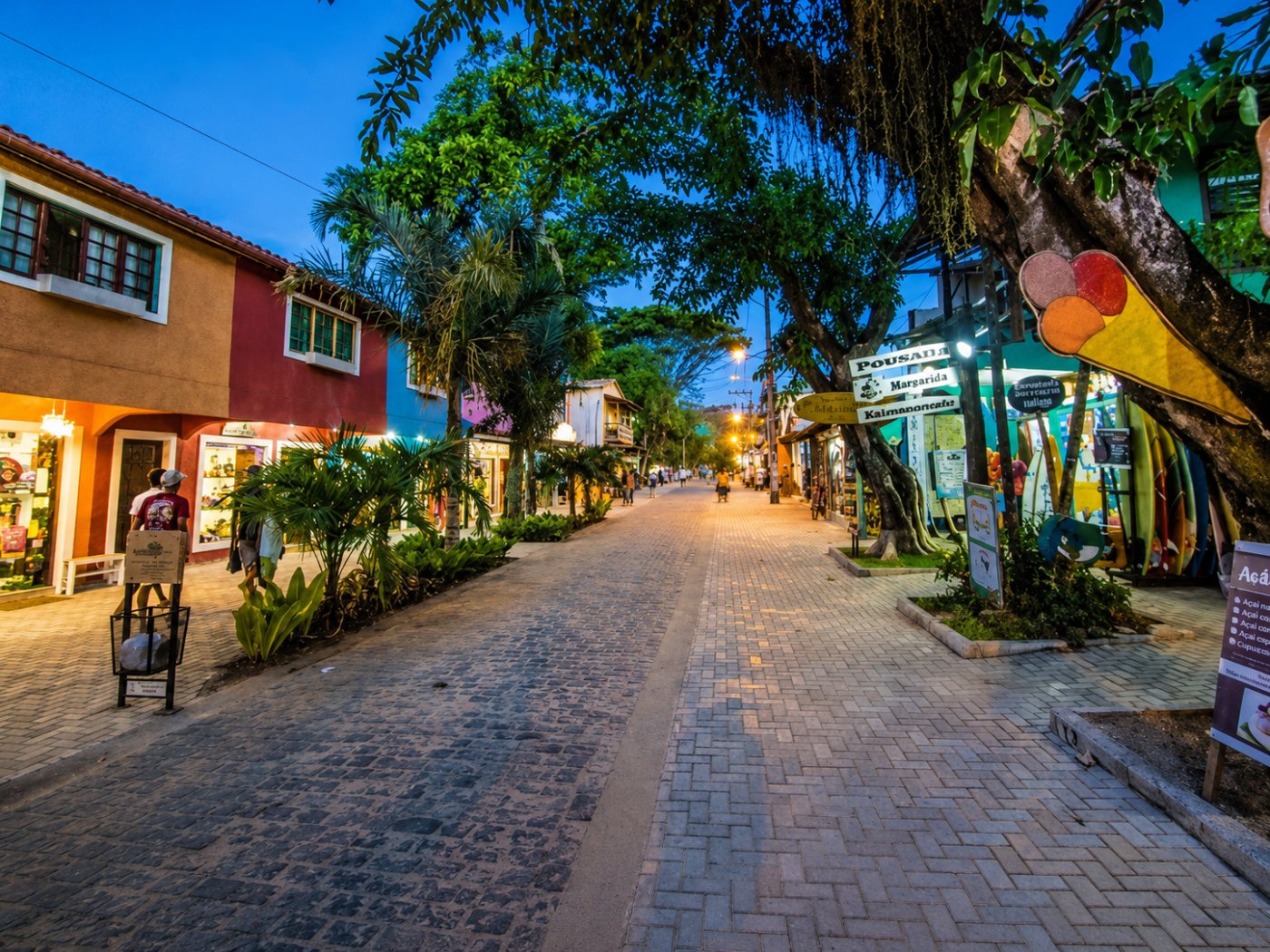Rua Pedro Longo, no centro de Itacaré, ao anoitecer