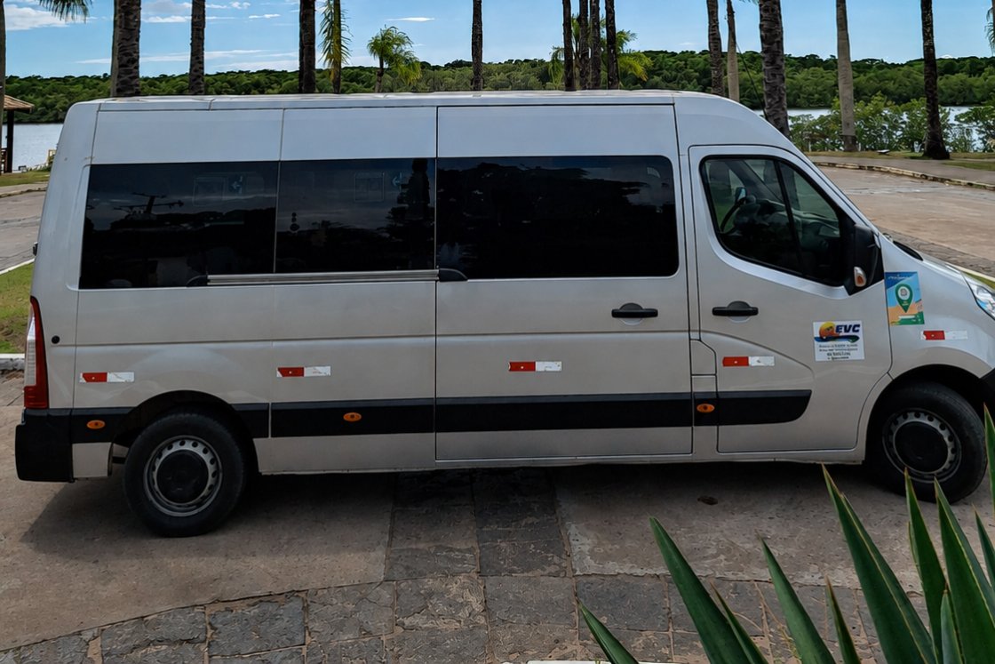 Van da EVC Turismo com o logótipo da empresa, no sul da Bahia